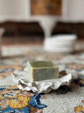Load image into Gallery viewer, Porta sapone con saponetta all’olio d’oliva
